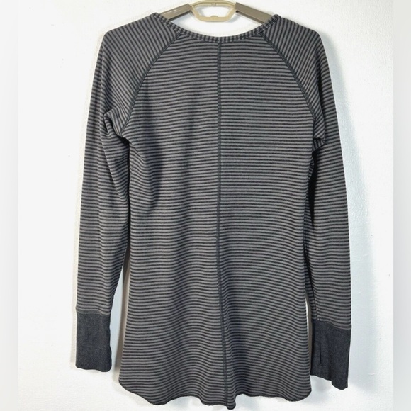Lululemon Women's L Grey Stripe REVERSIBLE Open Your Heart Long Sleeve - Picture 5 of 6